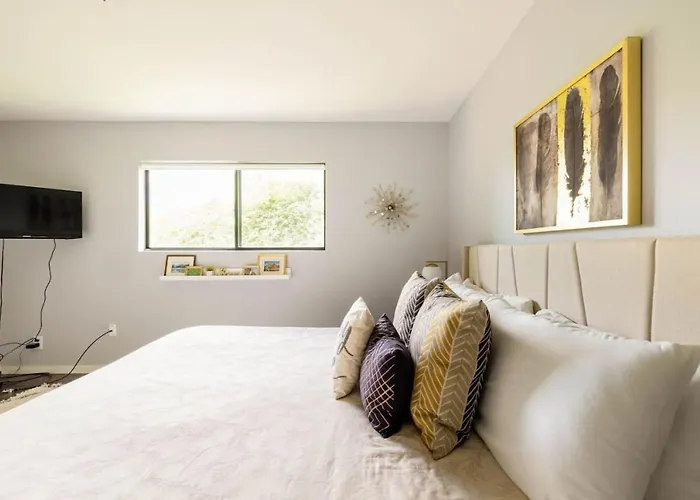Ferienhaus Quaint Uptown Walking Distance To Shops