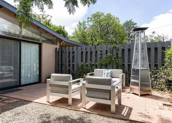 Quaint Uptown Walking Distance To Shops *