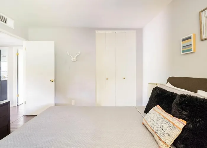 Quaint Uptown Walking Distance To Shops *