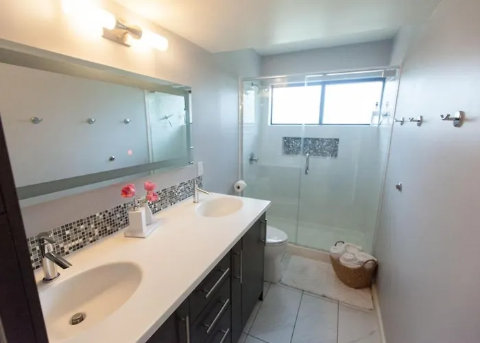 Ferienhaus Quaint Uptown Walking Distance To Shops *