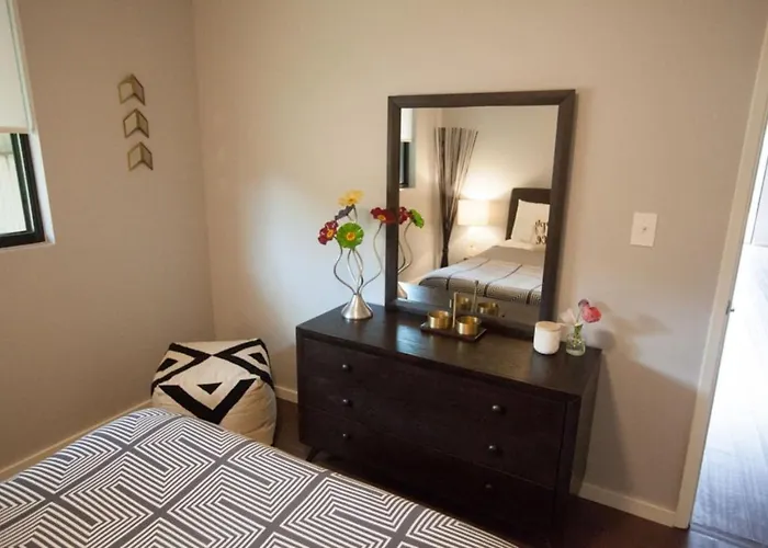 Ferienhaus Quaint Uptown Walking Distance To Shops *