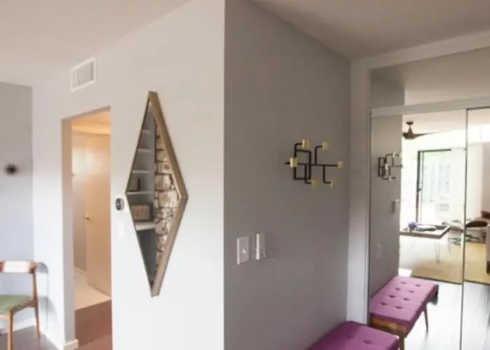 Ferienhaus Quaint Uptown Walking Distance To Shops