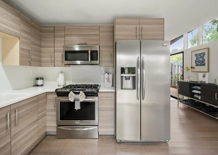 Quaint Uptown Walking Distance To Shops *