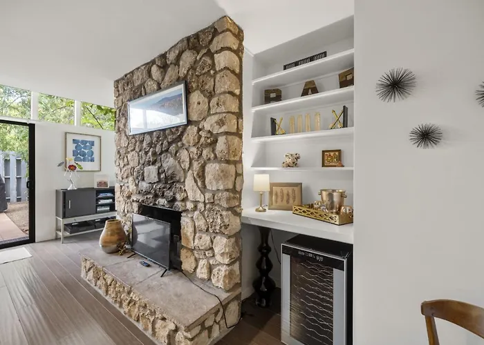 Ferienhaus Quaint Uptown Walking Distance To Shops