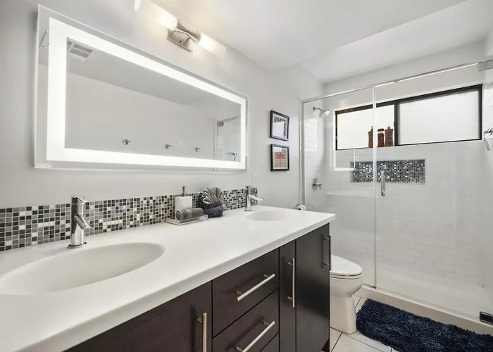 Ferienhaus Quaint Uptown Walking Distance To Shops