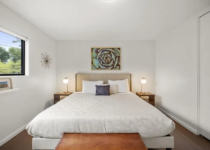 Ferienhaus Quaint Uptown Walking Distance To Shops *