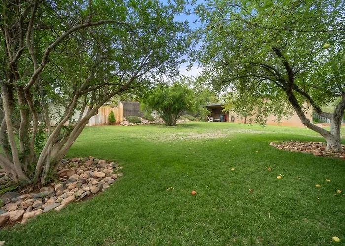 Quaint Uptown Walking Distance To Shops *
